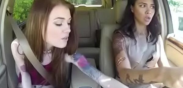 Milf lesbienne dans la voiture